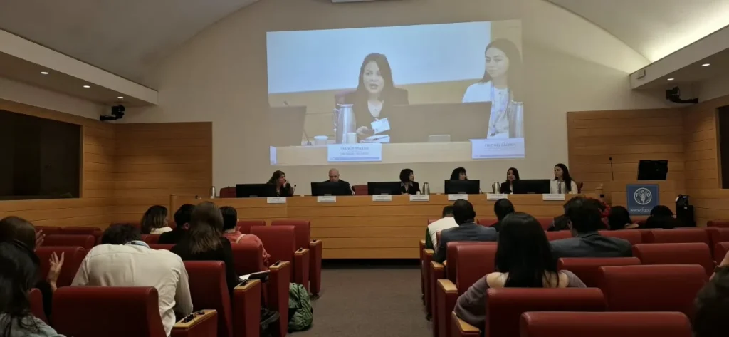 Panelista proyectada en pantalla durante su intervención en la sesión de FAO Campus en el World Food Forum 2026