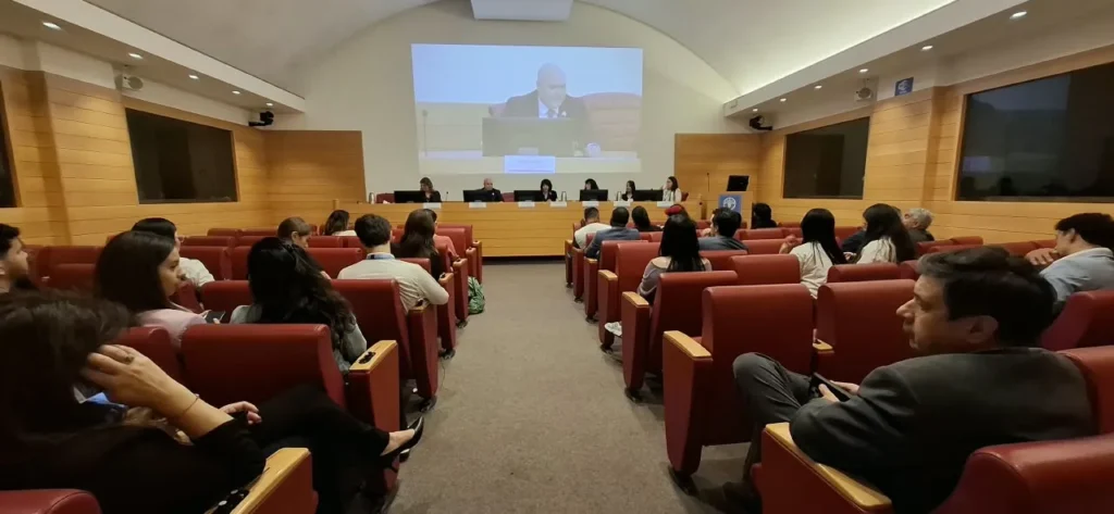 Público sigue la sesión de FAO Campus en el World Food Forum 2026 en la sede de la FAO en Roma