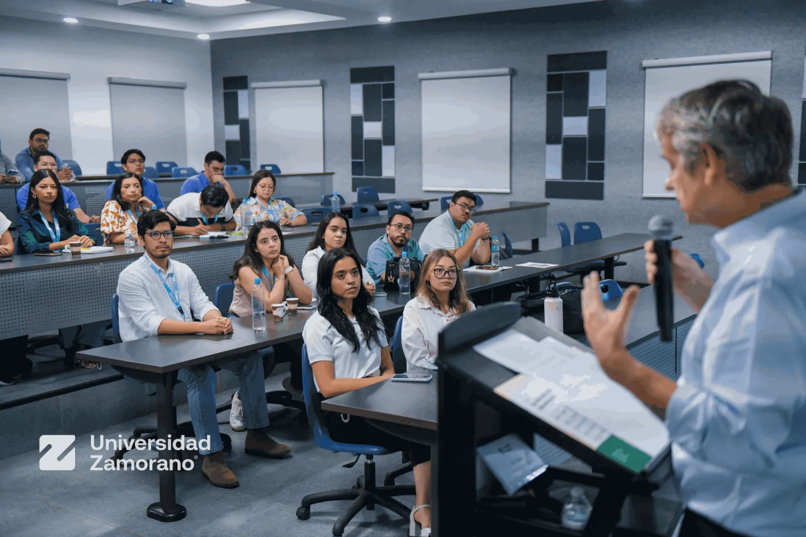 Conferencista se dirige a estudiantes durante la jornada del Día Mundial de la Alimentación en la Universidad Zamorano