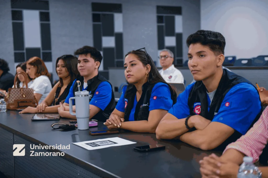 Estudiantes atentos a una conferencia de la jornada del Día Mundial de la Alimentación en la Universidad Zamorano