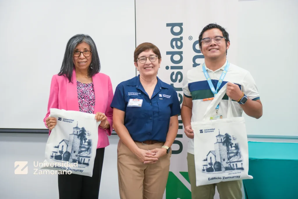 Participantes de la jornada del Día Mundial de la Alimentación posan con bolsas conmemorativas de la Universidad Zamorano
