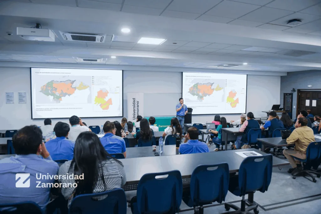 Expositor presenta mapas de Honduras ante el público durante la jornada del Día Mundial de la Alimentación en la Universidad Zamorano