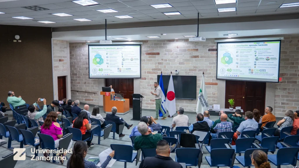 Asistentes a la conferencia «¿Qué son los sistemas agroalimentarios sostenibles?» durante el lanzamiento del doctorado en Universidad Zamorano