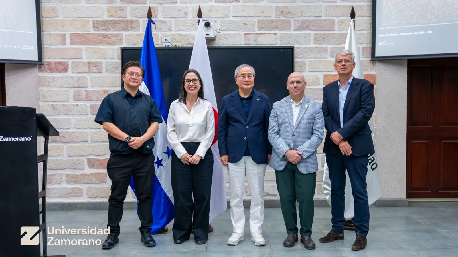 Autoridades de Universidad Zamorano y representantes de The Nippon Foundation posan frente a las banderas de Honduras, Japón y Zamorano en el lanzamiento del Doctorado en Sistemas Agroalimentarios Sostenibles