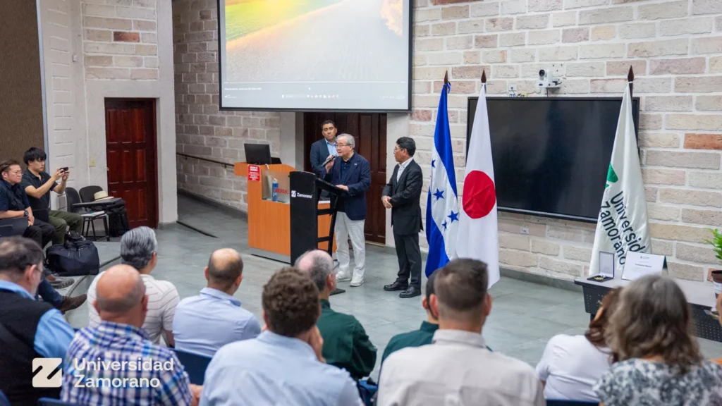 Representante de The Nippon Foundation se dirige al público durante el lanzamiento del Doctorado en Sistemas Agroalimentarios Sostenibles en Universidad Zamorano