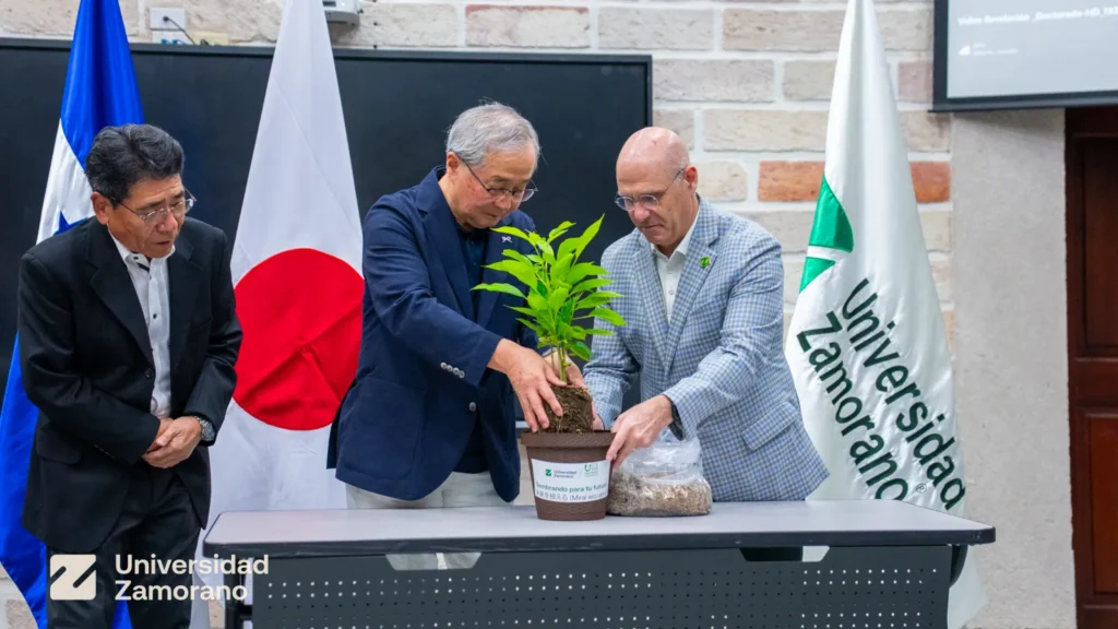 Representantes de The Nippon Foundation y Universidad Zamorano realizan una siembra simbólica durante el lanzamiento del Doctorado en Sistemas Agroalimentarios Sostenibles