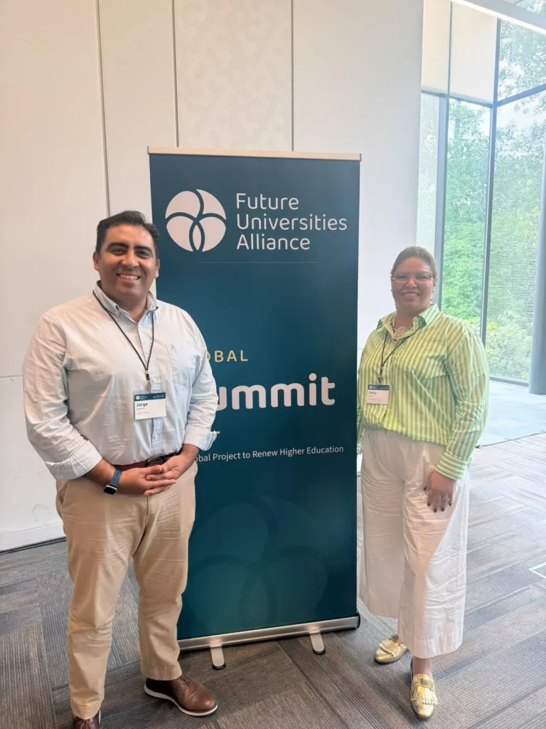 Jorge Cardona y Emily Moradel, representantes de la Universidad Zamorano, en el Global Summit de Future Universities Alliance