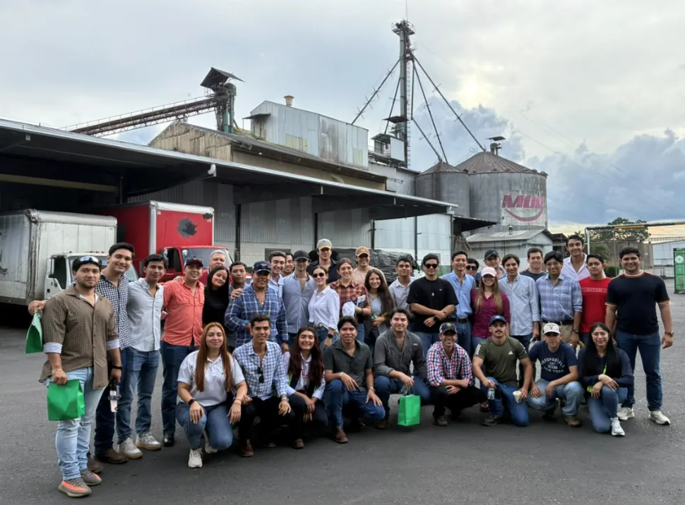 Estudiantes de Agronegocios de la Universidad Zamorano durante su visita a la planta de Alimentos MOR en El Salvador
