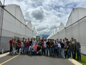 Estudiantes de Ingeniería en Agronegocios de la Universidad Zamorano frente a los invernaderos de Dümmen Orange en El Salvador