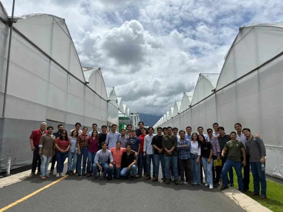 Estudiantes de Ingeniería en Agronegocios de la Universidad Zamorano frente a los invernaderos de Dümmen Orange en El Salvador