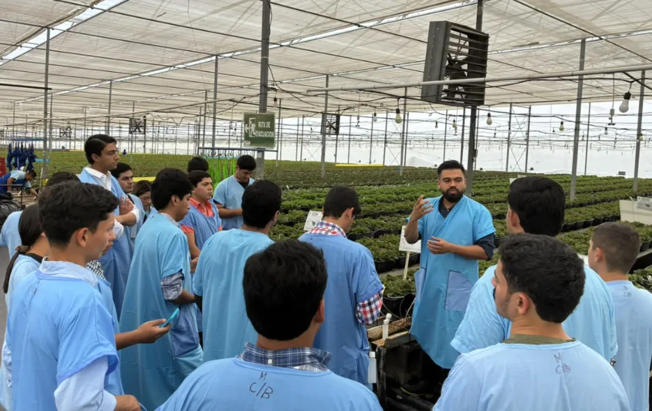 Estudiantes de Agronegocios de la Universidad Zamorano recorren un invernadero de plantas ornamentales de Dümmen Orange en El Salvador