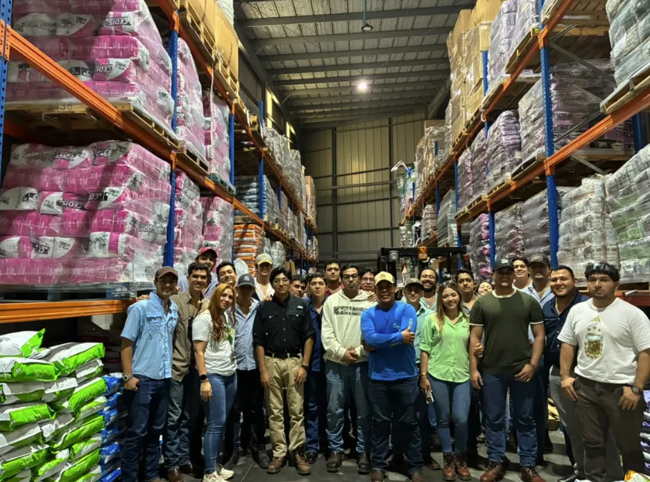 Estudiantes de Agronegocios de la Universidad Zamorano en la bodega de la empresa Agronegocios en El Salvador