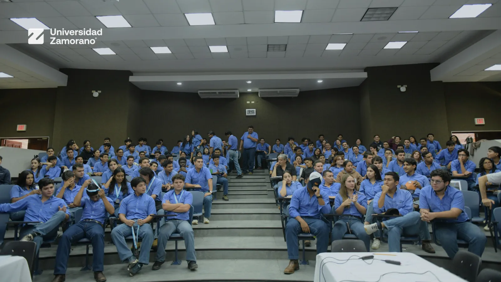 Estudiantes de la Clase 2028 reunidos en el Auditorio 2 de la Universidad Zamorano durante las Olimpiadas del Conocimiento 2026