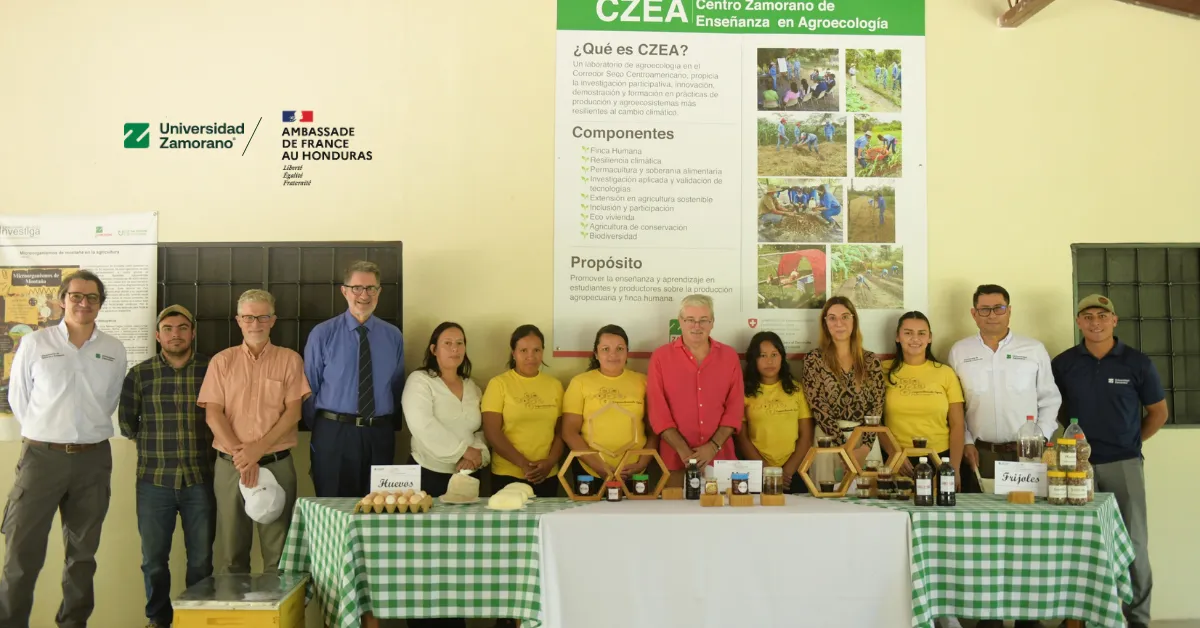 Delegación de la Embajada de Francia, el CIRAD y Universidad Zamorano junto a mujeres participantes del Proyecto Yeguare en el Centro Zamorano de Enseñanza en Agroecología