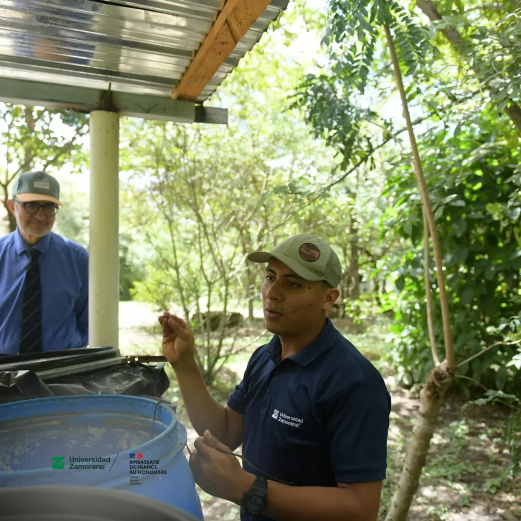 Integrante de Universidad Zamorano explica una práctica agroecológica a la delegación en la Finca Agroecológica