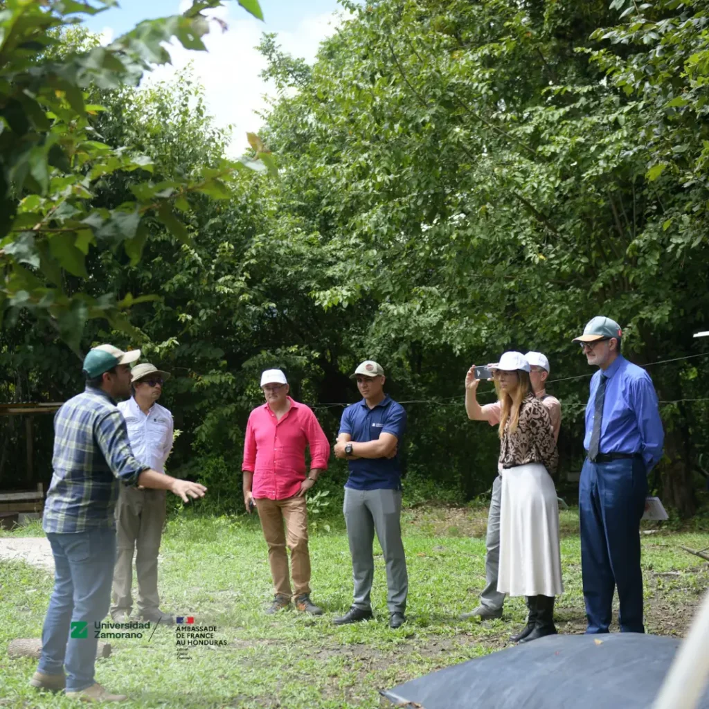 La delegación recorre la Finca Agroecológica de Universidad Zamorano mientras escucha la explicación de un integrante del equipo