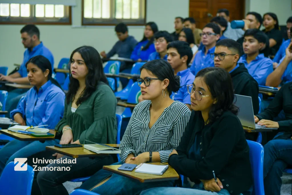 Estudiantes atentos durante el taller Ciencias Regulatorias y Protección Fitosanitaria en la Universidad Zamorano
