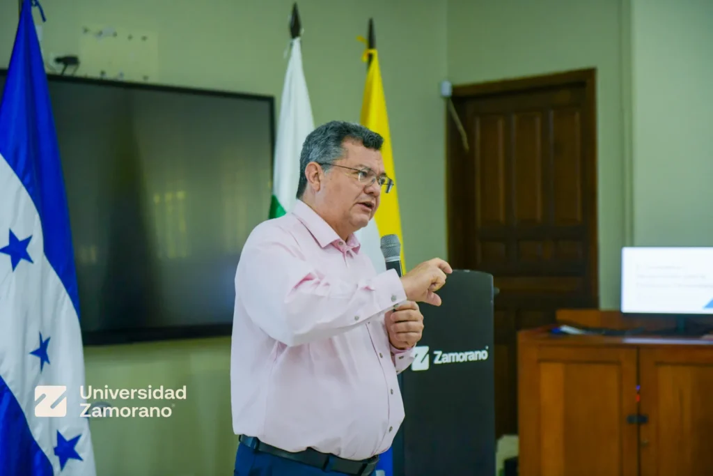Expositor comparte su experiencia en sanidad vegetal durante el taller Ciencias Regulatorias y Protección Fitosanitaria en la Universidad Zamorano