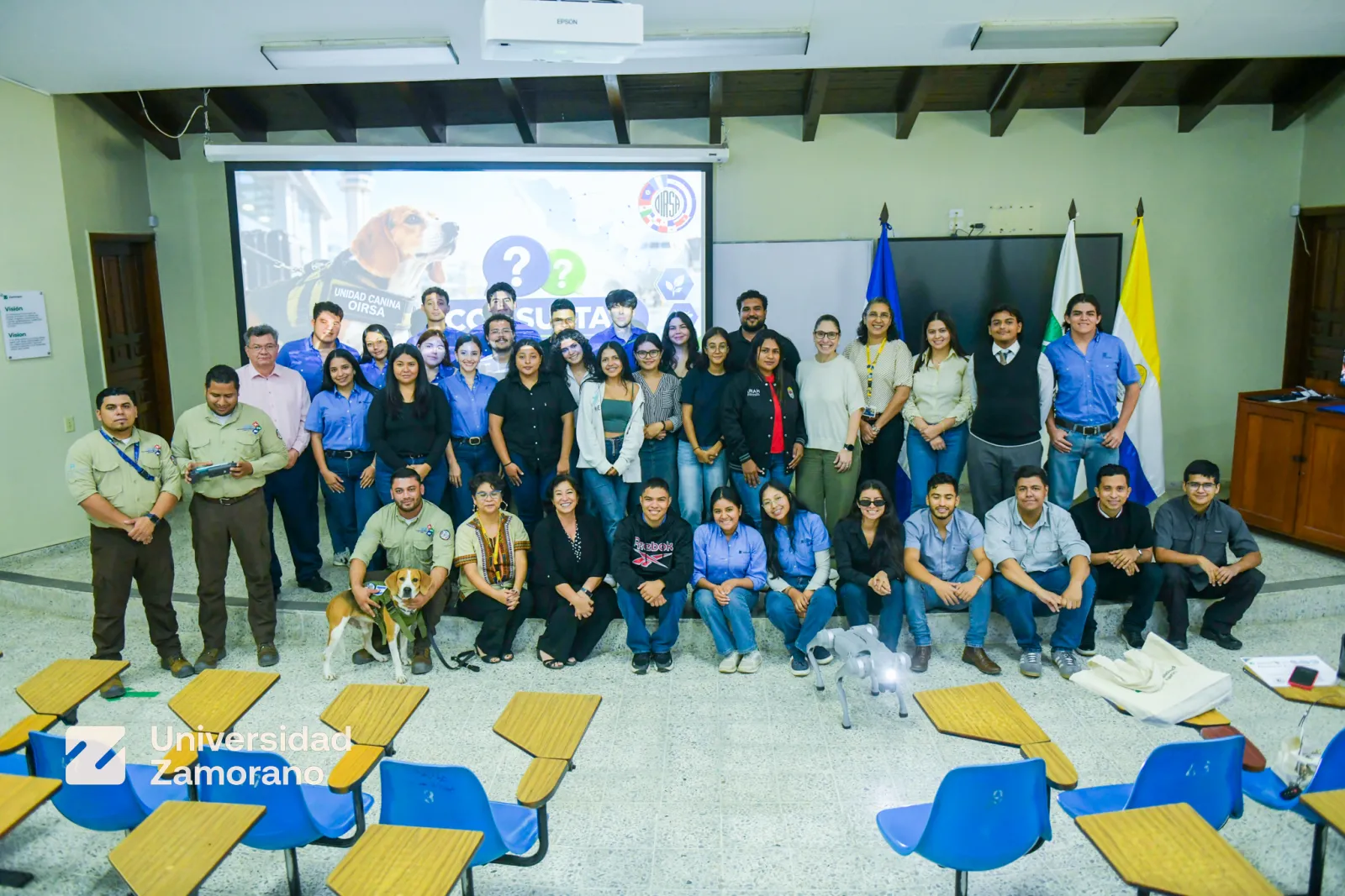 Estudiantes, especialistas y equipo de la Unidad Canina SEPA-OIRSA en el taller Ciencias Regulatorias y Protección Fitosanitaria en la Universidad Zamorano