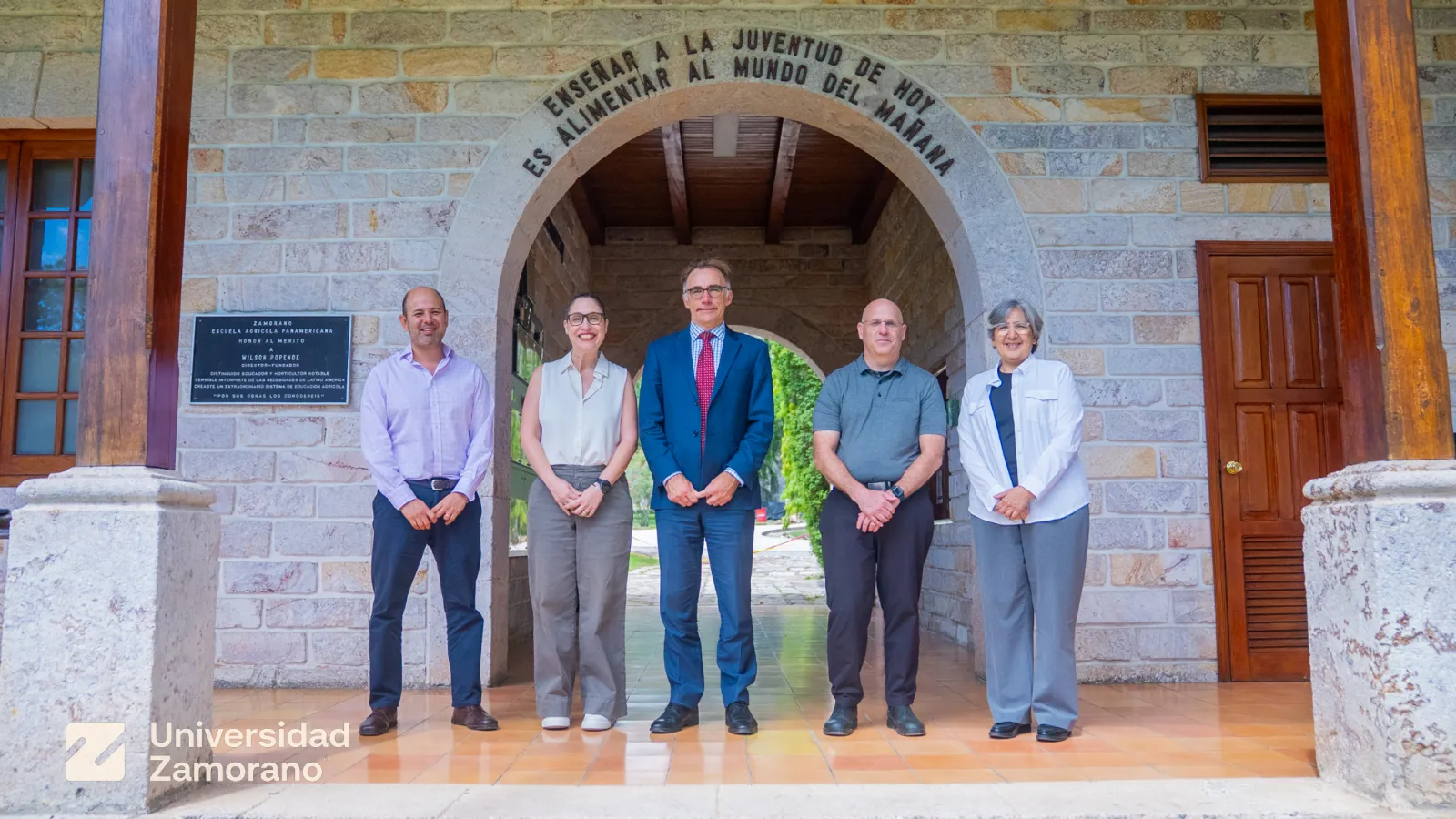 Representantes de la Embajada de Estados Unidos en Honduras y autoridades de Universidad Zamorano posan en la entrada de un edificio del campus