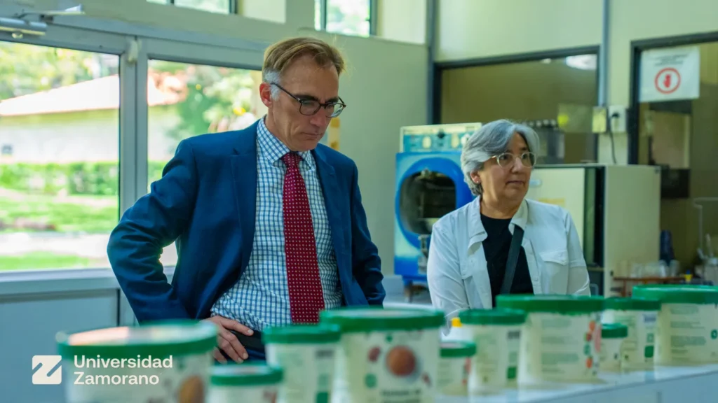 Representantes de la Embajada de Estados Unidos en Honduras recorren las instalaciones del Departamento de Agroindustria de Universidad Zamorano