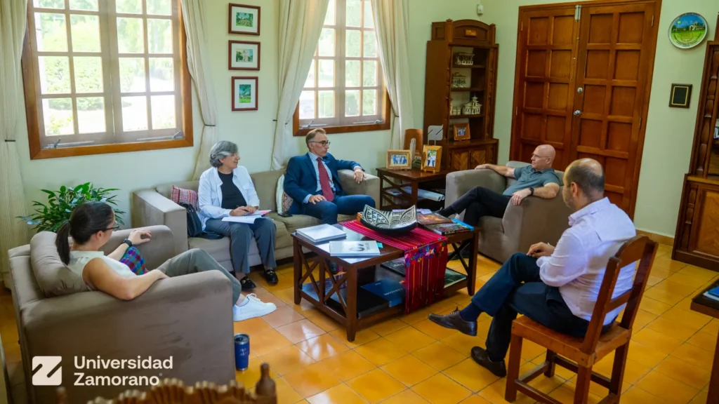 Representantes de la Embajada de Estados Unidos en Honduras se reúnen con autoridades de Universidad Zamorano en una sala del campus